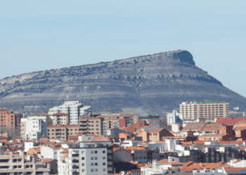 Cielo y ciudad de Soria, una vista panorámica con montañas en el fondo.
