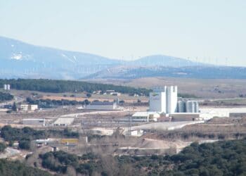 Paisaje industrial en Soria con molinos de viento en las colinas circundantes, destacando oportunidades de inversión en la provincia de Soria.