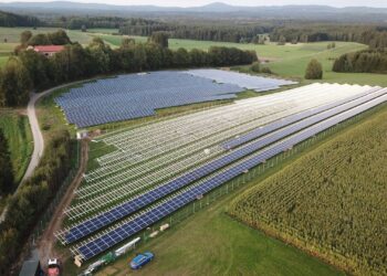 Energía solar en Soria, parque fotovoltaico sostenible y ecológico en inversión verde.