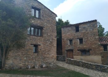 Casas tradicionales de piedra en Soria, ideales para invertir en turismo rural y patrimonio cultural.