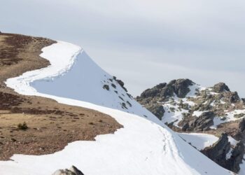 Paisaje de montaña con nieve en Soria, destino ideal para inversión y turismo natural.