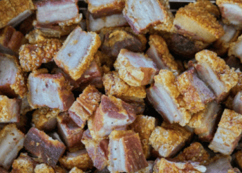 Clusters de tocino crujiente y caramelizado, ideales para saborear en Soria.