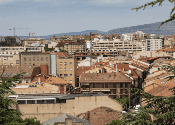 Vistas urbanas de Soria con edificios y montañas al fondo, mostrando oportunidades de inversión inmobiliaria en la provincia.