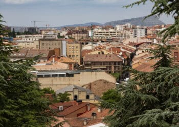 Vistas urbanas de Soria con edificios históricos y modernos, promoviendo inversión en esta ciudad castellana.