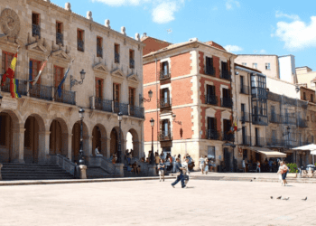 Palacio en Soria con fachadas históricas y calles llenas de actividad y cultura.