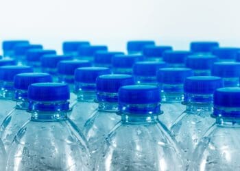 Botellas de agua mineral con tapas azules, opciones de inversión en Soria.