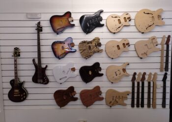 Guitarras eléctricas en proceso de fabricación en Soria, enfocadas en inversión y artesanía musical.