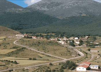 Paisaje rural de Soria con montañas y casas, oportunidad de inversión en la provincia de Soria.