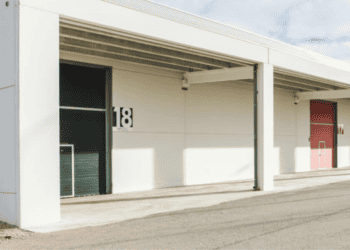 Fachada moderna de naves industriales en Soria para inversión y negocio.