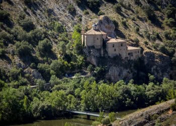 Castillo en la montaña en Soria, destino para invertir y disfrutar de la naturaleza.