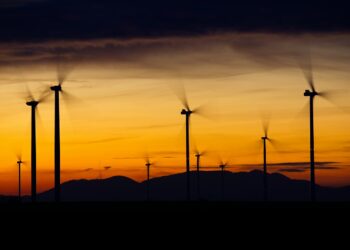 Molinos de viento en Soria al atardecer, energías renovables, inversión sostenible en la provincia.