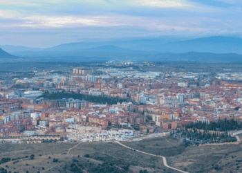 Soria vista desde lo alto, ciudad y montañas en el horizonte, oportunidad de inversión y desarrollo económico.