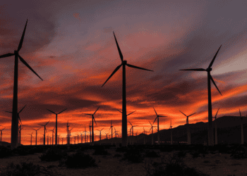 Generador de energía eólica en Soria al atardecer, inversión en energías renovables en la provincia.