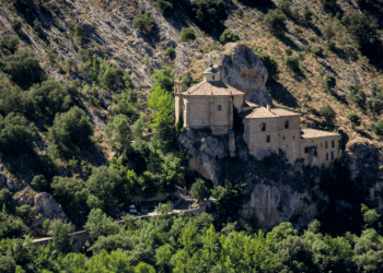 Iglesia antigua en la montaña de Soria, ejemplo de patrimonio y turismo en la provincia.