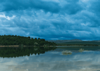 Paisaje natural en Soria con río y montañas, perfecta para inversión y turismo en la provincia de Soria.