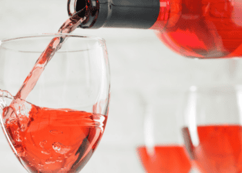 Vino rosado sirviéndose en copa, vino Rioja en Soria, inversión en vino y turismo en Soria.