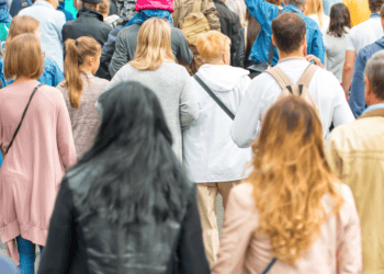 Personas congregadas en una plaza de Soria, promoviendo oportunidades de inversión y desarrollo económico.