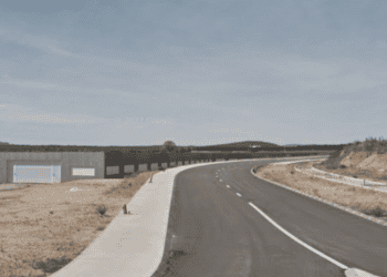 Amplia carretera en Soria, perfecta para invertir en infraestructura y desarrollo económico.