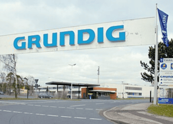 Grandes oficinas de Grundig en Soria con señalización y puertas de entrada principal.