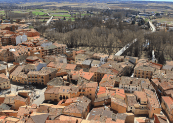 Casco antiguo de Soria con tejados tradicionales y calles estrechas.