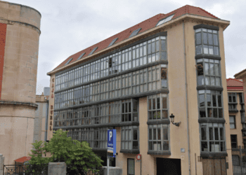 Edificio moderno en el centro de Soria, ideal para inversión y negocios en la ciudad.