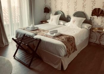 Hotel acogedor en Soria con habitaciones confortables y decoracion rural tradicional.