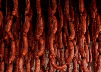 Chorizo curado colgado para su conservación en Soria.