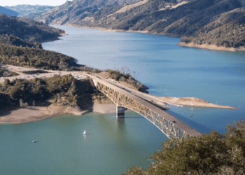 Puente sobre el embalse de Soria en un paisaje natural de montaña.