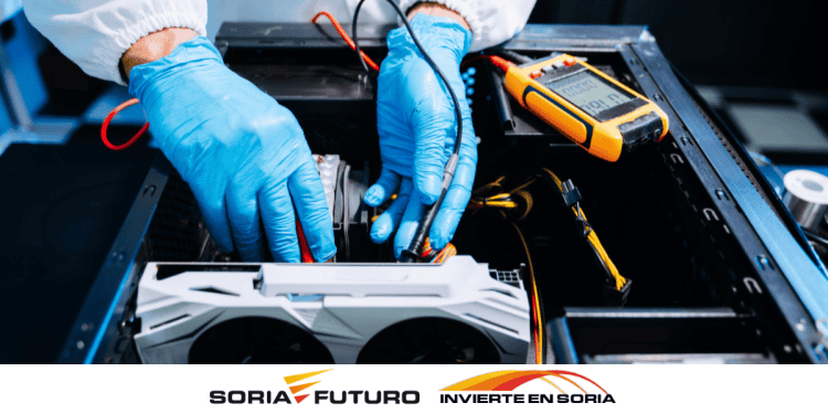 Técnico reparando equipo electrónico con herramientas en Soria, empresa innovadora.