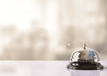 Campana de recepción en hotel en Soria, reabierto tras años de cierre.