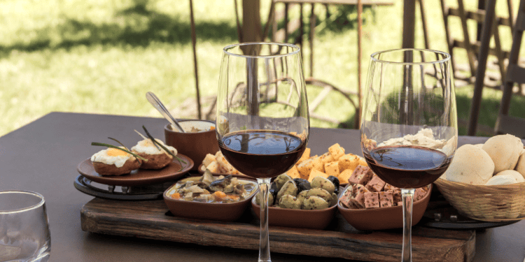 Degustación de vinos y tapas tradicionales en Casa Palacio Reina de Tardajos, fusionando gastronomía.