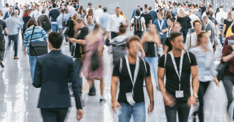 Amplia afluencia de personas en Soria en un evento de inversión y desarrollo económico.