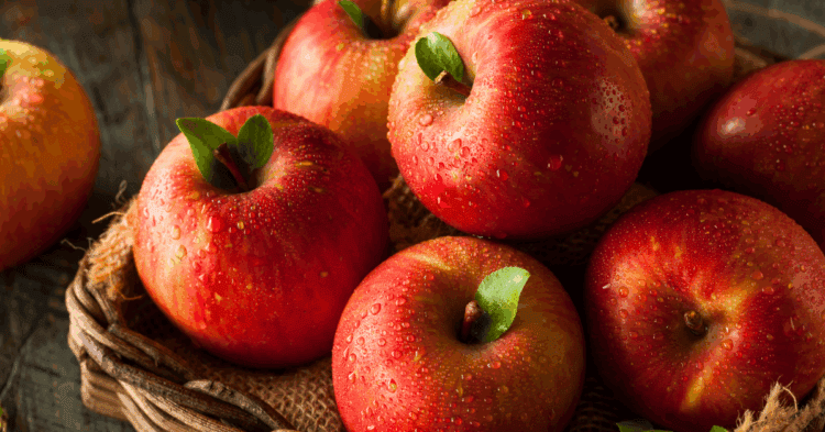 Manzanas frescas de Soria con gotas de agua, agricultura local y consumo saludable.