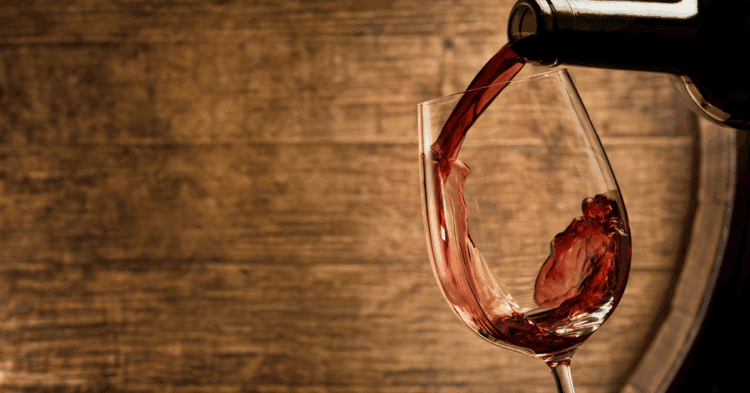 Vino rosado sirviéndose en copa, promoción de inversión en Soria, turismo en Soria, cultura y gastronomía.