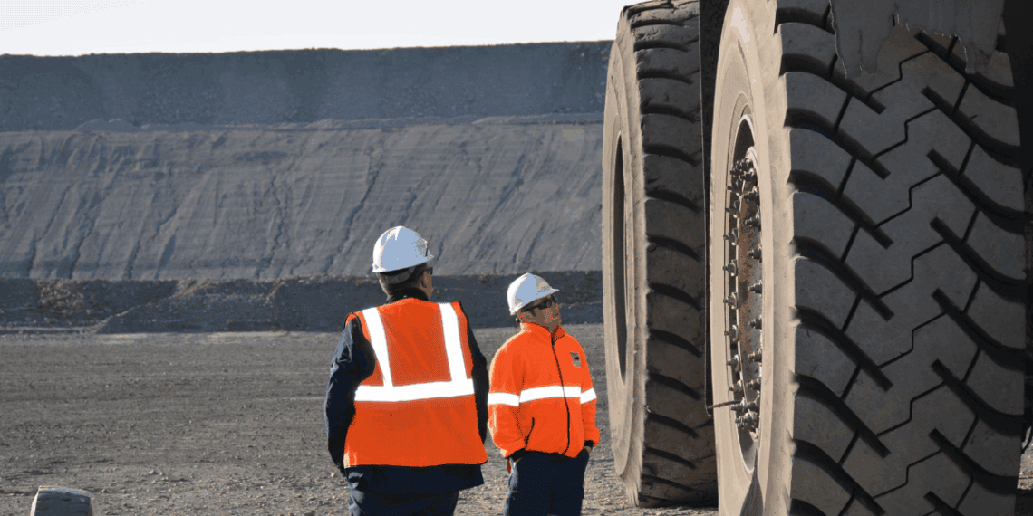 Amigos en obra minera en Soria, inversión en infraestructura y desarrollo económico local.
