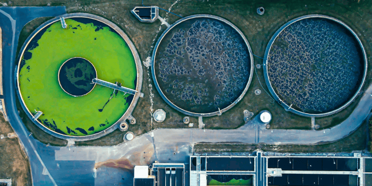 Vertedero de agua industrial en Soria, con procesos de tratamiento y gestión sostenible.