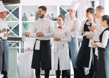 Jóvenes chefs en formación en una cocina de restaurante, aprendiendo habilidades culinarias en Soria.