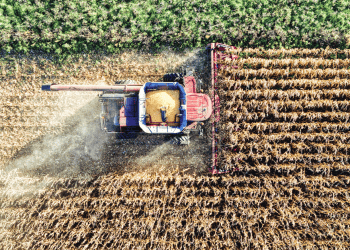 Maquinaria agrícola en campo de Soria durante la cosecha.