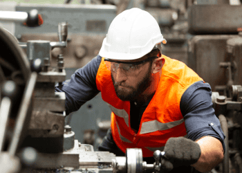 Trabajador en fábrica en Soria, invierte en la economía local y en la industria de la región.