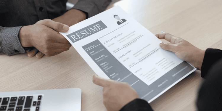 Imagen de una entrevista laboral en la Feria de Empleo de Soria, que conecta empresas y formación pa.