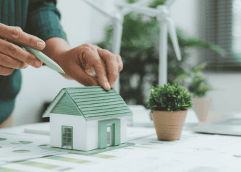 Mano colocando una casa en un modelo de planificación urbana en Soria.