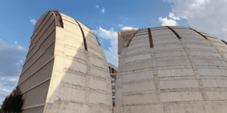Edificio moderno en Soria con arquitectura innovadora y sostenible.