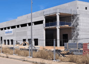 Fábrica Maheso en construcción en Soria, con estructura en desarrollo para ampliar la producción.