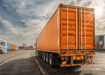 Transporte de contenedores para exportación en Soria, impulsando el crecimiento económico.