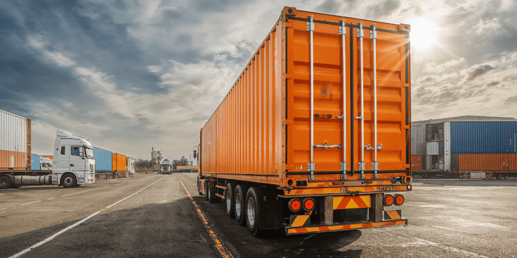 Transporte de contenedores para exportación en Soria, impulsando el crecimiento económico.