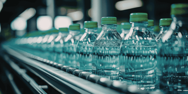 Botellas de agua en línea en una planta de embotellado en Soria.