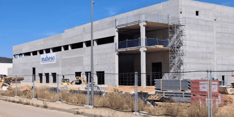 Fábrica Maheso en construcción en Soria, con estructura en desarrollo para ampliar la producción.