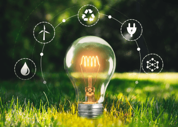 Bombilla ecológica con iconos de energías renovables en entorno natural de Soria.