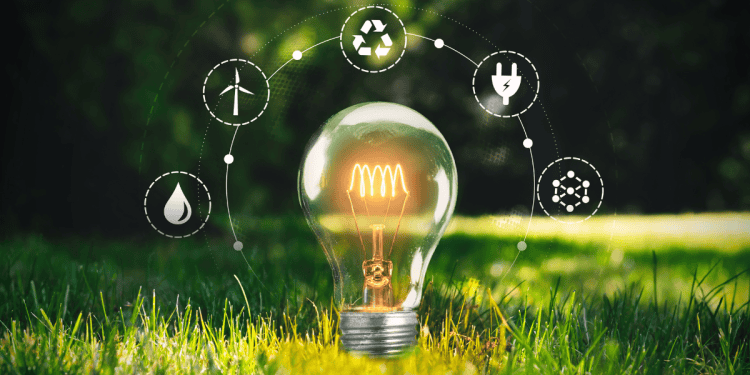 Bombilla ecológica con iconos de energías renovables en entorno natural de Soria.