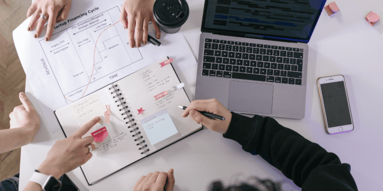 Imagen de personas trabajando en un proyecto empresarial en Soria.